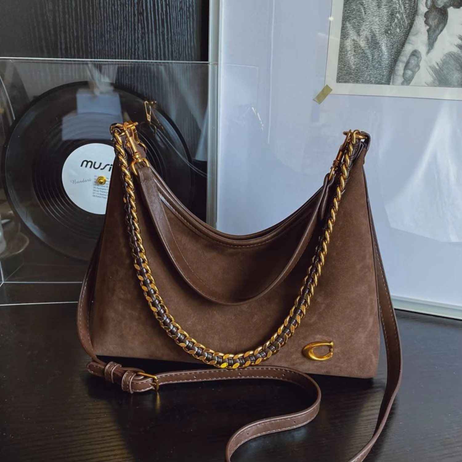 Sac fourre-tout en daim noir avec chaîne pour femme