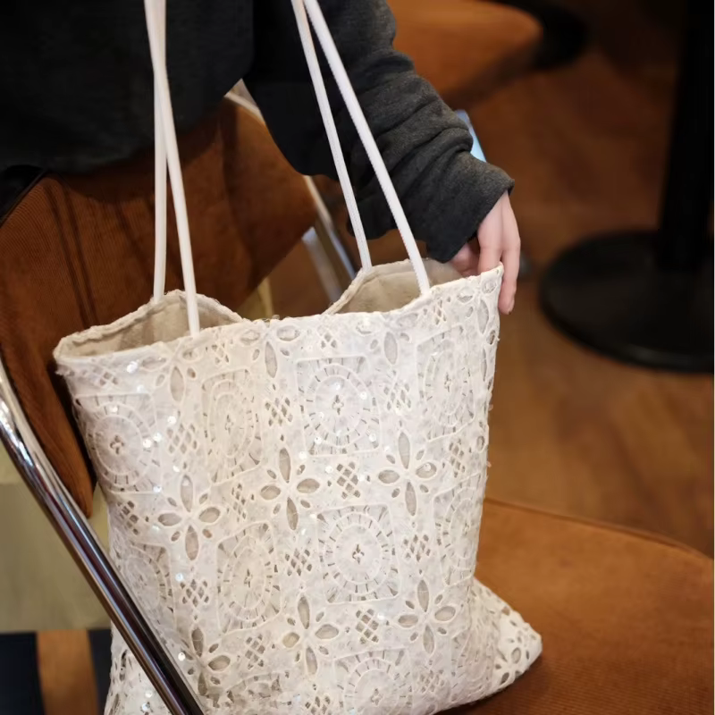 Sac à main blanc en dentelle à sequins