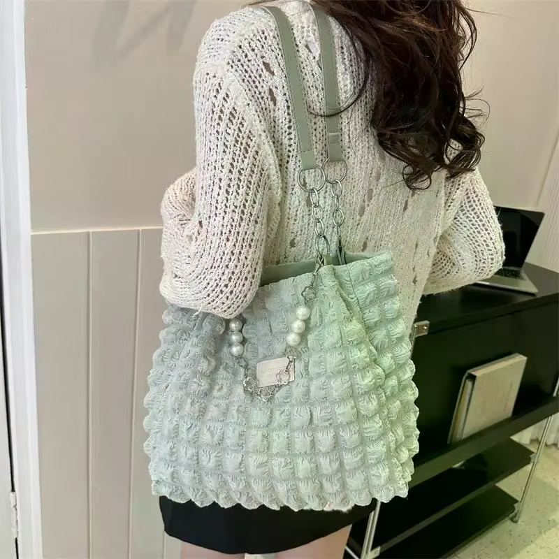 Sac fourre-tout texturé à bulles avec chaîne de perles