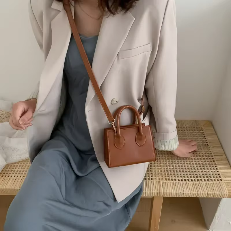 Femme petit sac carré nouveau populaire rétro Mini sacs à main littéraire foules épaule messager