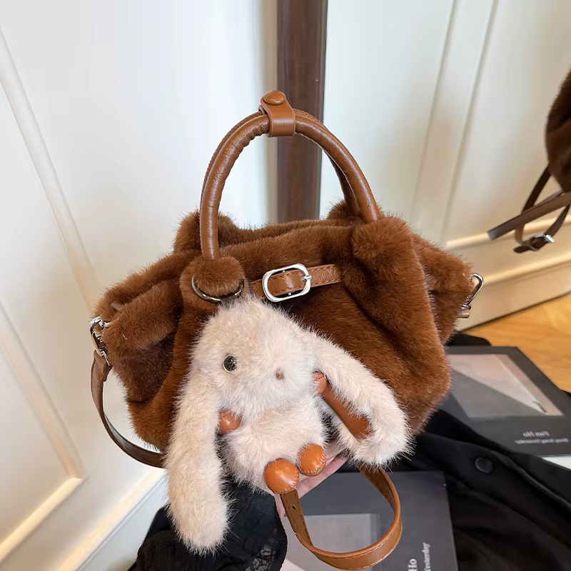 Sac à bandoulière en fausse fourrure moelleuse