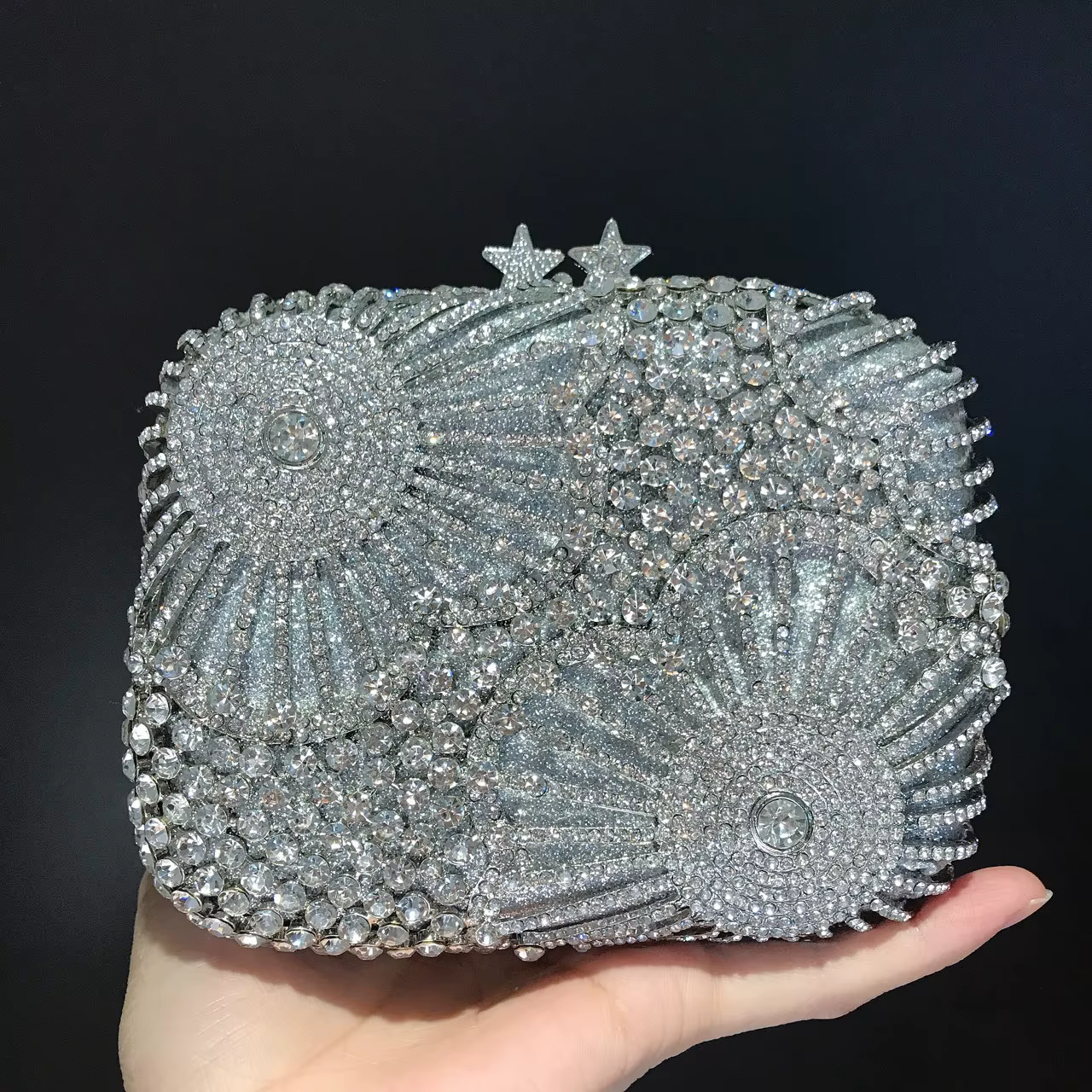 Pochette de soirée ornée de bijoux de luxe