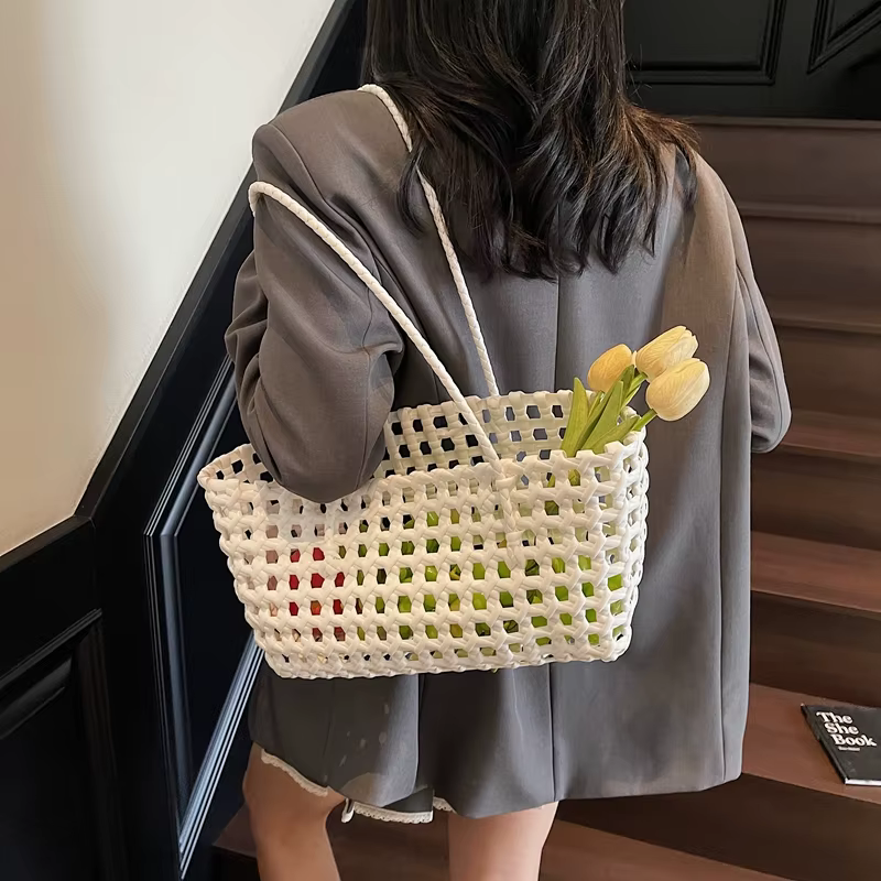Sac Panier Bohème Coloré en PVC Tressé Grande Capacité 2-en-1 Sac à Main et Sac à Bandoulière pour Vacances et Trajets Quotidiens – 5 Couleurs au Choix