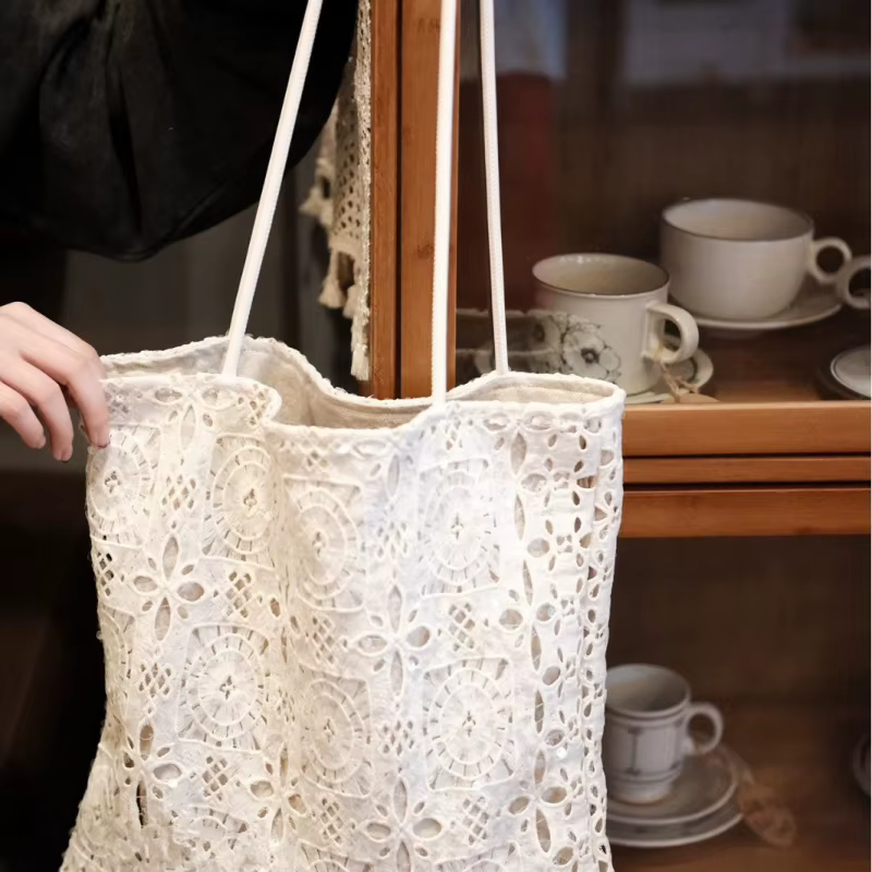 Sac à main blanc en dentelle à sequins