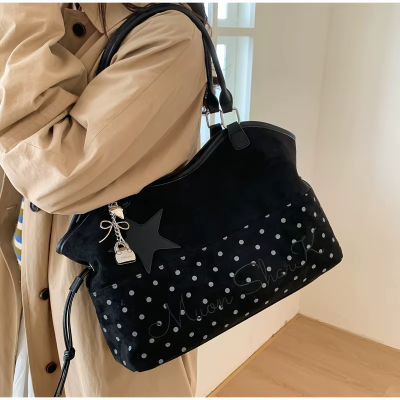 Sac à bandoulière en daim à pois pour femmes