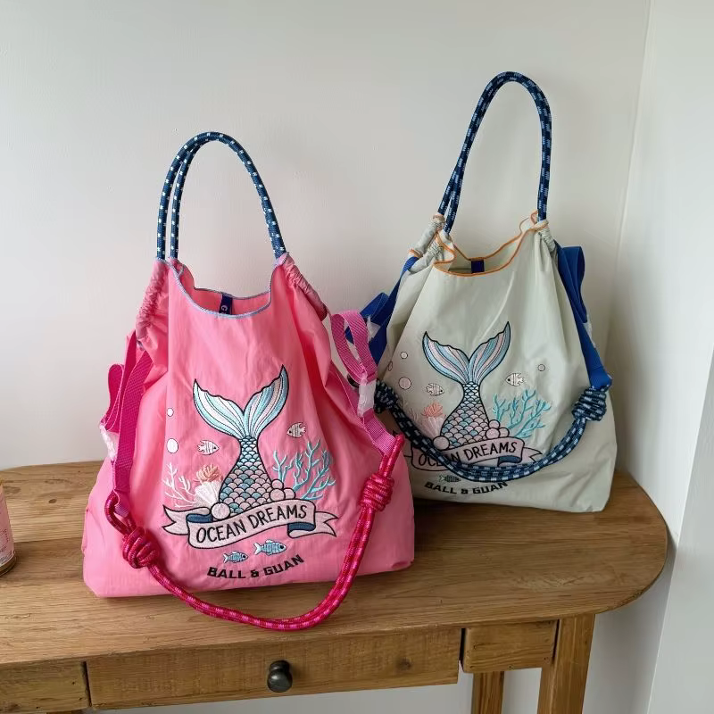 Sac à main pour femme avec motif de baleine brodé