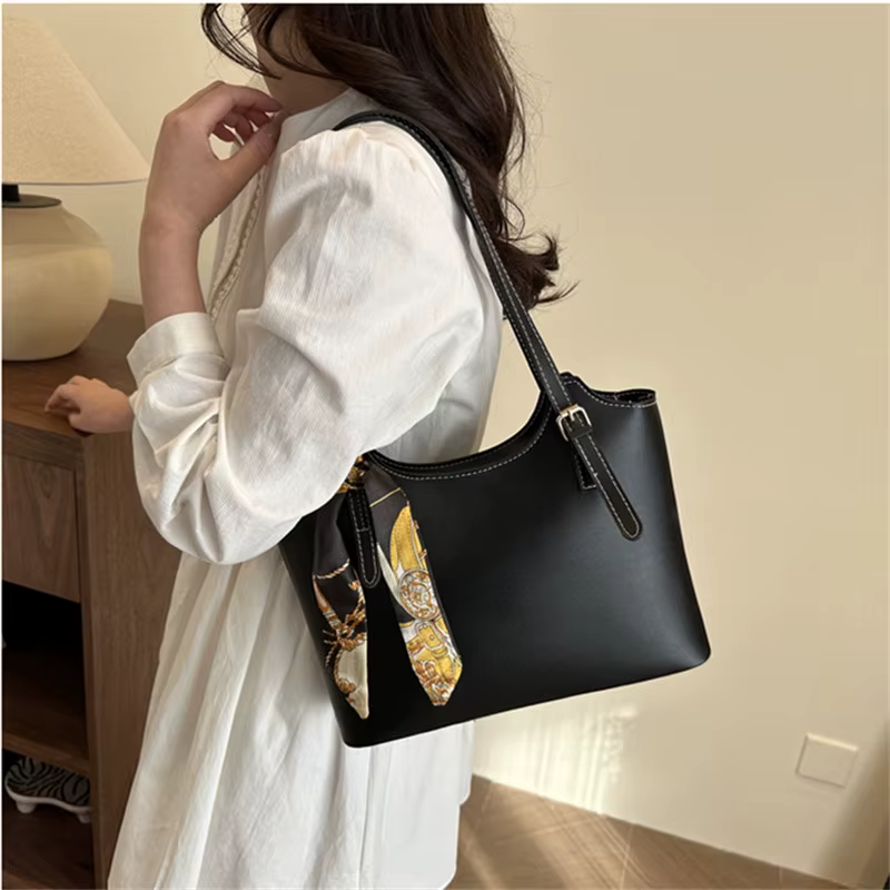 Sac fourre-tout tendance avec accent élégant foulard en soie