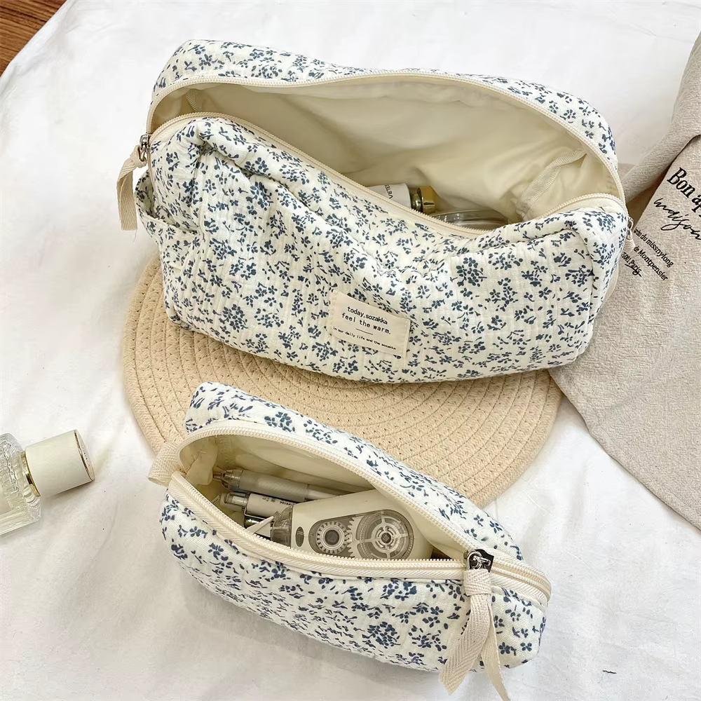 Sac à cosmétiques à fleurs bleues de grande capacité
