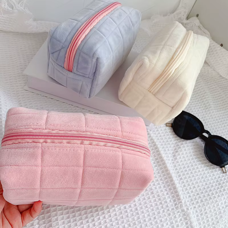 Trousse de maquillage en fourrure mignonne pour femmes
