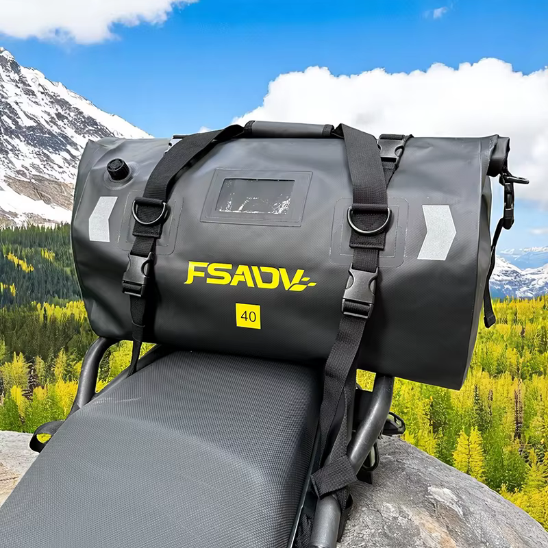 Sac arrière étanche noir carbone pour moto