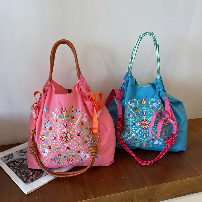 Nouveau sac à bandoulière brodé de style bohème pour femme avec motif floral