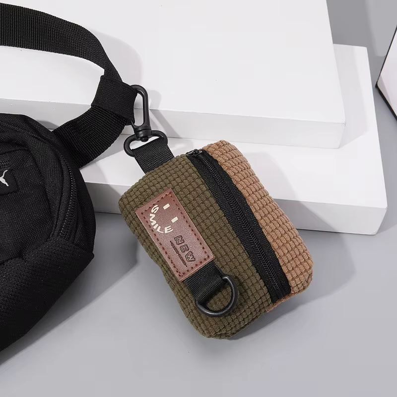 Mini pochette en velours côtelé pour clés et écouteurs