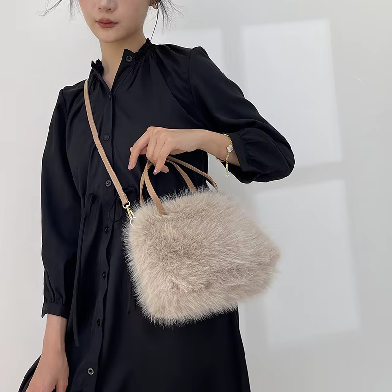 Sacs à main à pompon en fausse fourrure pour femmes, sac à bandoulière en fourrure pour dames, fourre-tout en peluche douce, sacs à bandoulière, mode hiver, nouveau cadeau 2025