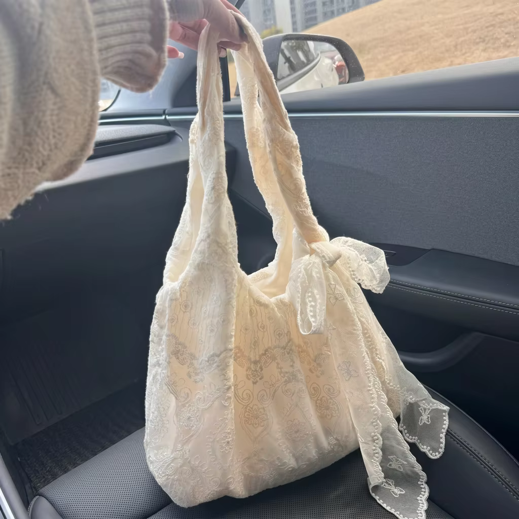Sac fourre-tout en dentelle florale avec broderie et nœud