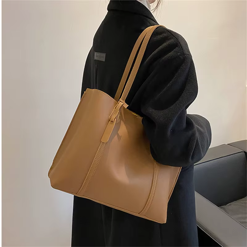 Sac fourre-tout classique en similicuir noir