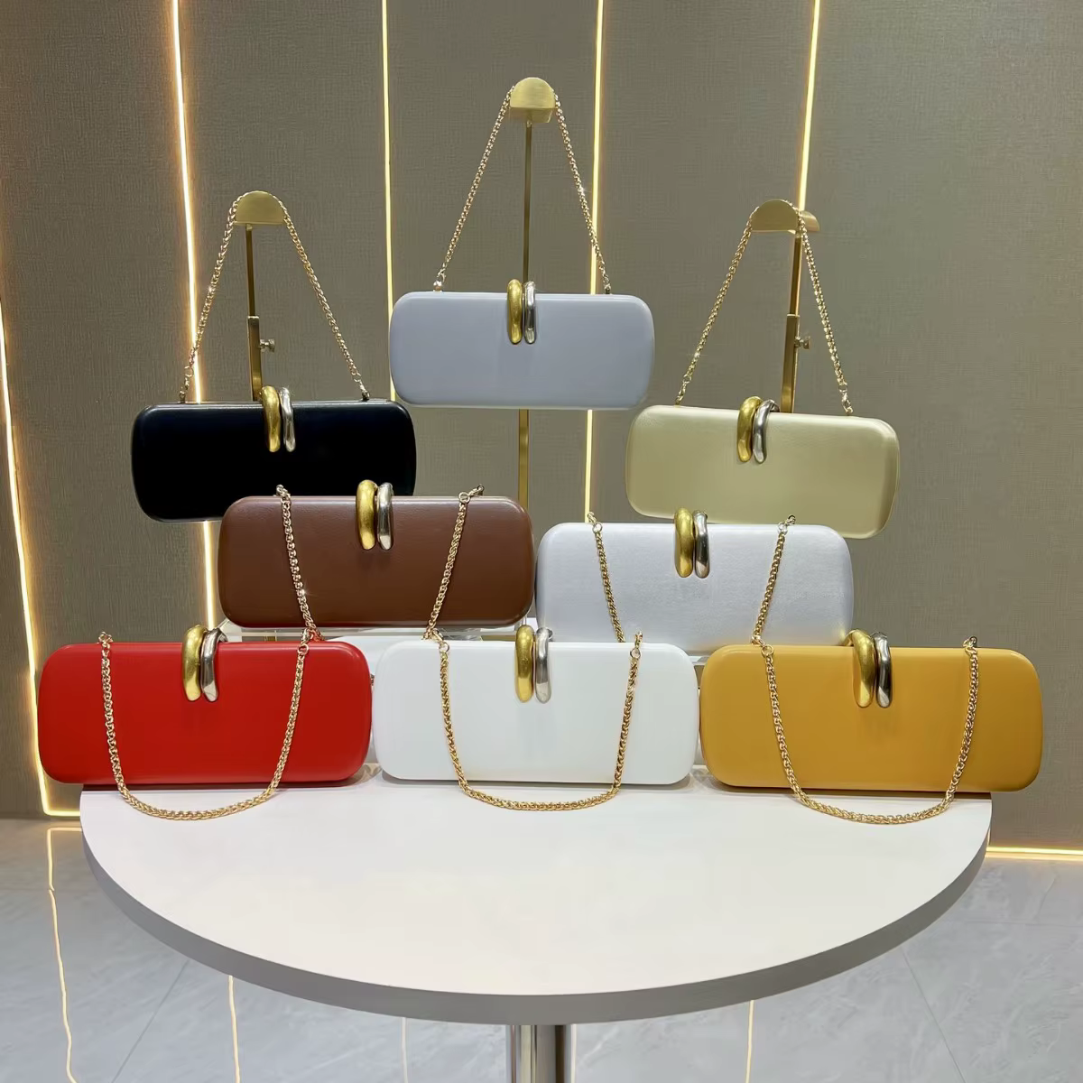 Pochette de soirée unie jaune mat avec double fermoir métallique, sac à main minimaliste pour dîner formel pour femmes matures, idéal pour les banquets