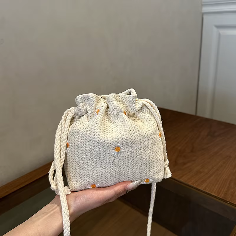 Sac seau mini tressé en herbe fraîche