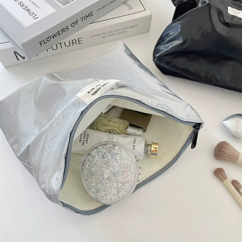 Pochette argentée à paillettes brillantes simples