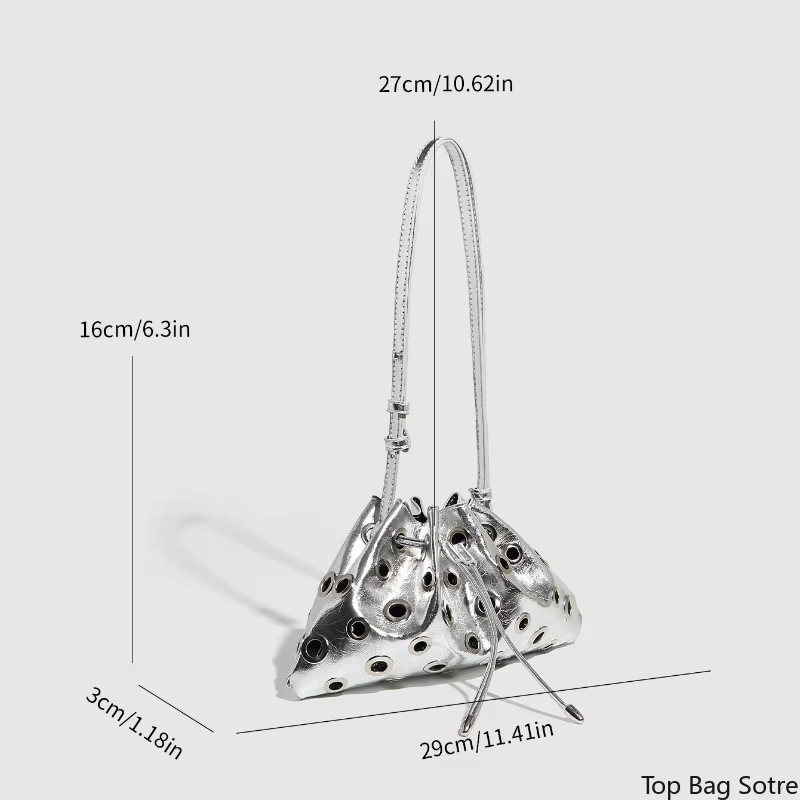Sac seau pour femme à clous et découpes