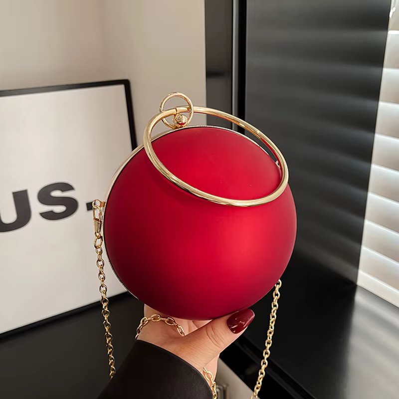Sac à main avec poignée en anneau en métal