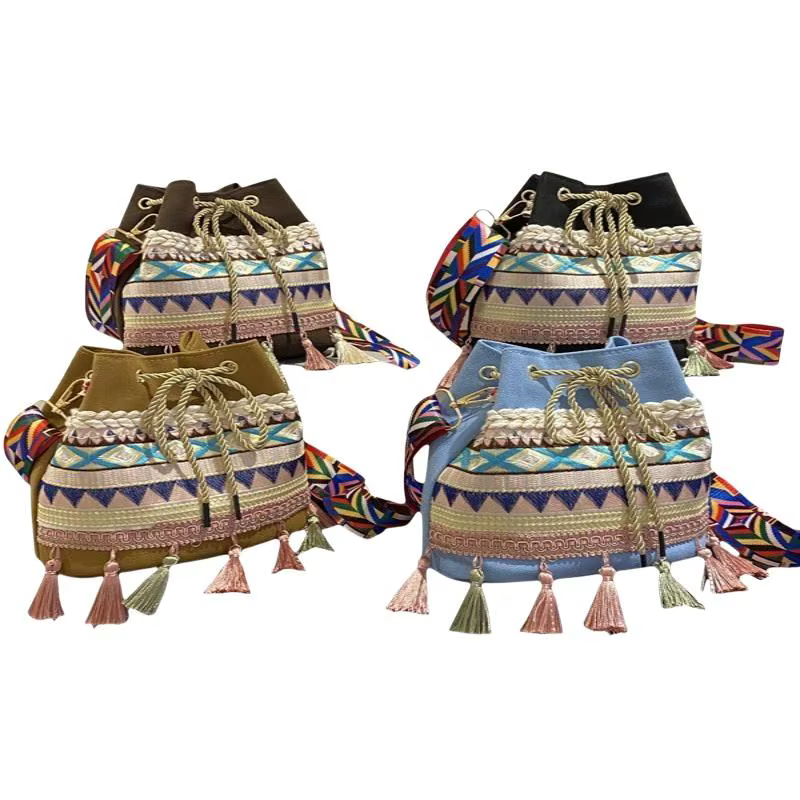 Sac seau bohème à cordon de serrage avec broderie ethnique et décorations à pompons pour les vacances