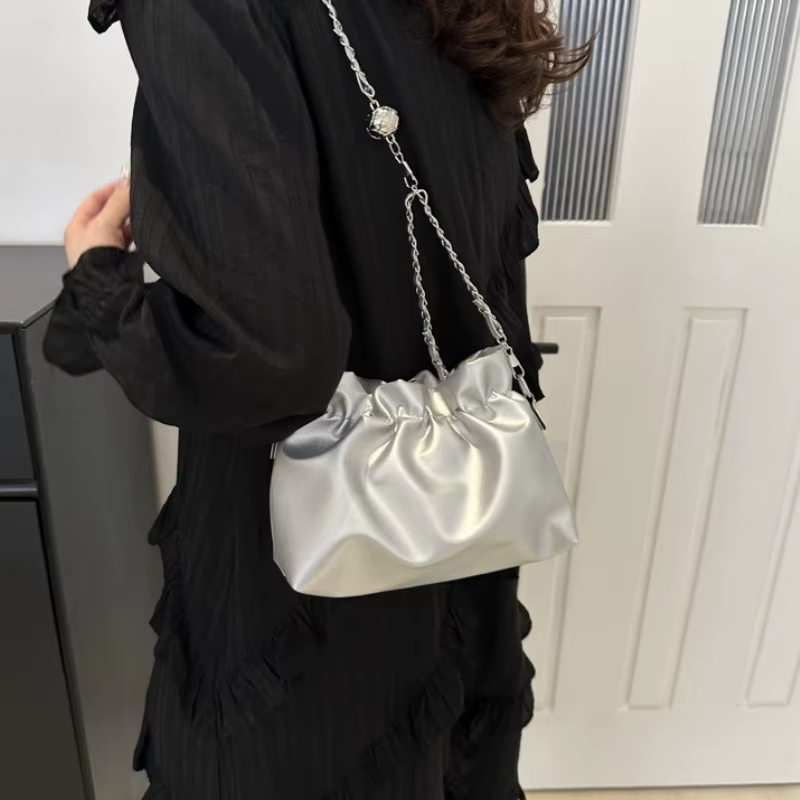 Sac seau élégant en satin plissé avec cordon de serrage et bandoulière chaîne