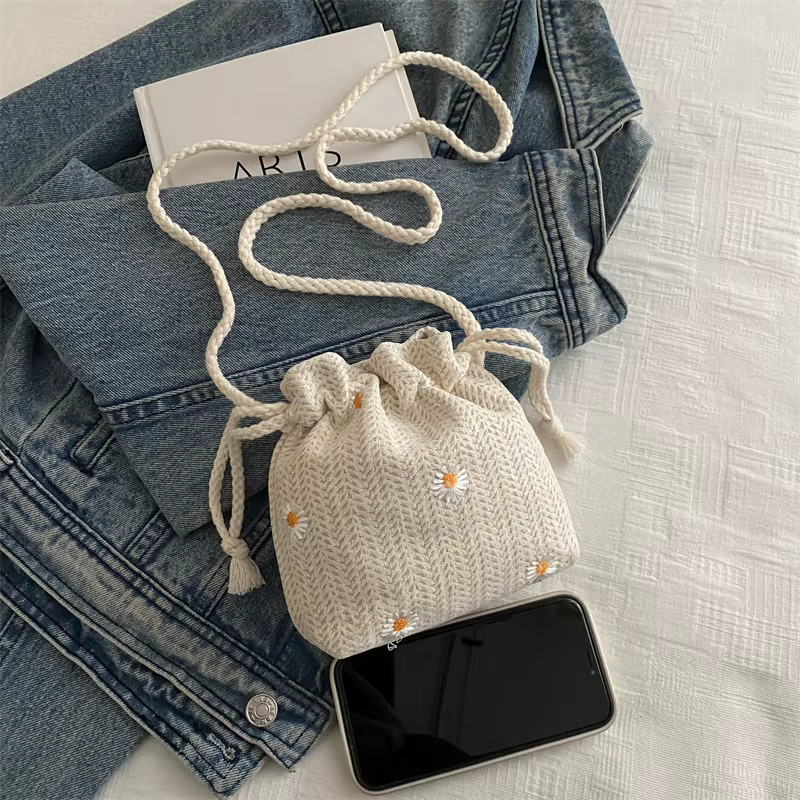Sac seau mini tressé en herbe fraîche