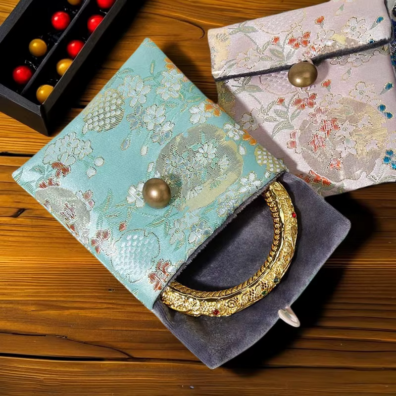 Sac à bijoux brodé Vintage