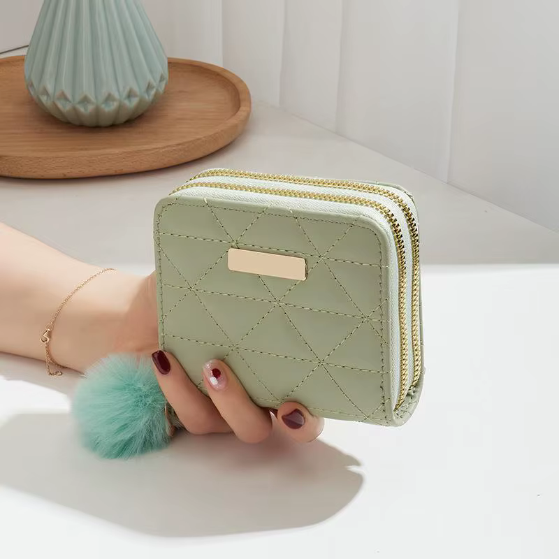 Mini portefeuille matelassé en cuir PU avec double fermeture éclair et pompon moelleux pour les trajets quotidiens