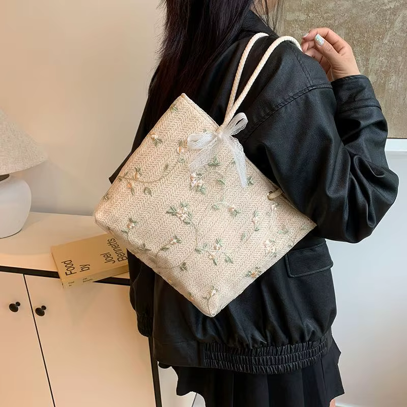 Sac fourre-tout en paille tressée avec broderie florale et détail nœud en dentelle