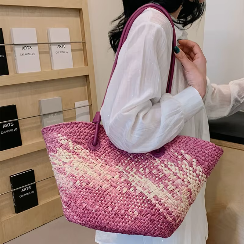 Sac à bandoulière sous les bras en paille de couleur dégradée