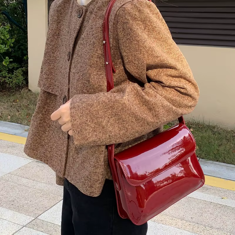 Sac bandoulière tendance en cuir verni pour femme