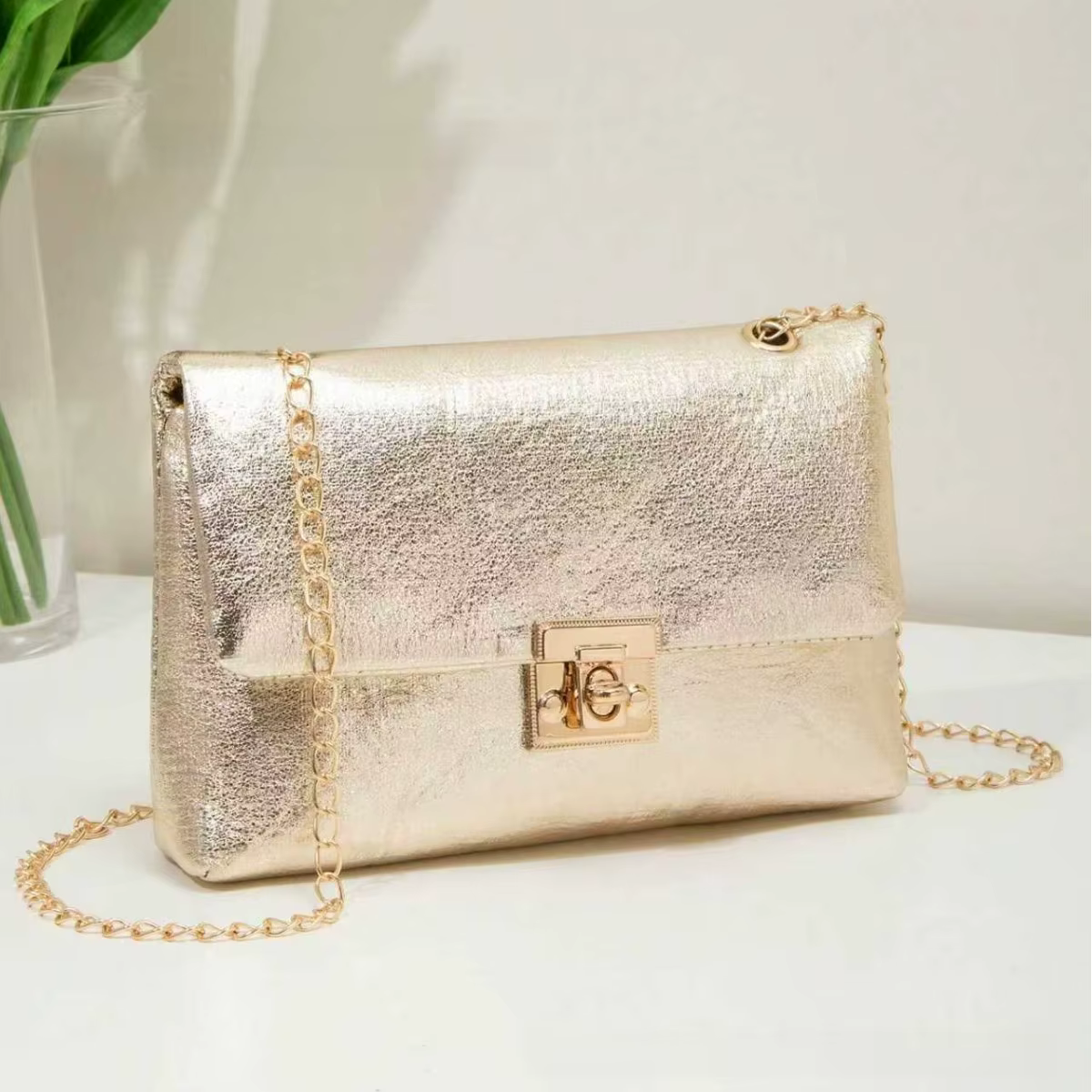 Sac à bandoulière élégant avec chaîne dorée pour femmes