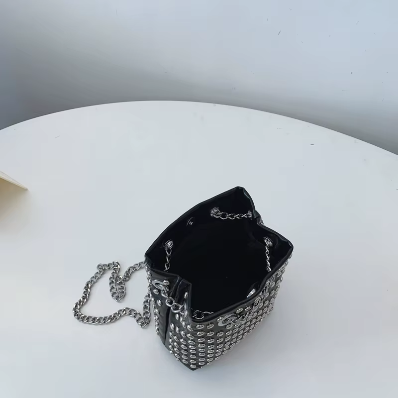 LEFTSIDE rétro petits Rivets sac à bandoulière en cuir PU pour femmes 2025 Style Punk sacs à main seau