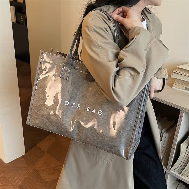 Nouveau Sac Fourre-tout Transparent en PVC Imperméable pour Femme 2026 – Style Papier Kraft Durable