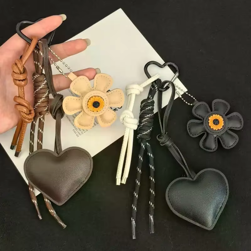 Breloque et porte-clés vintage en cuir PU motif fleur et cœur