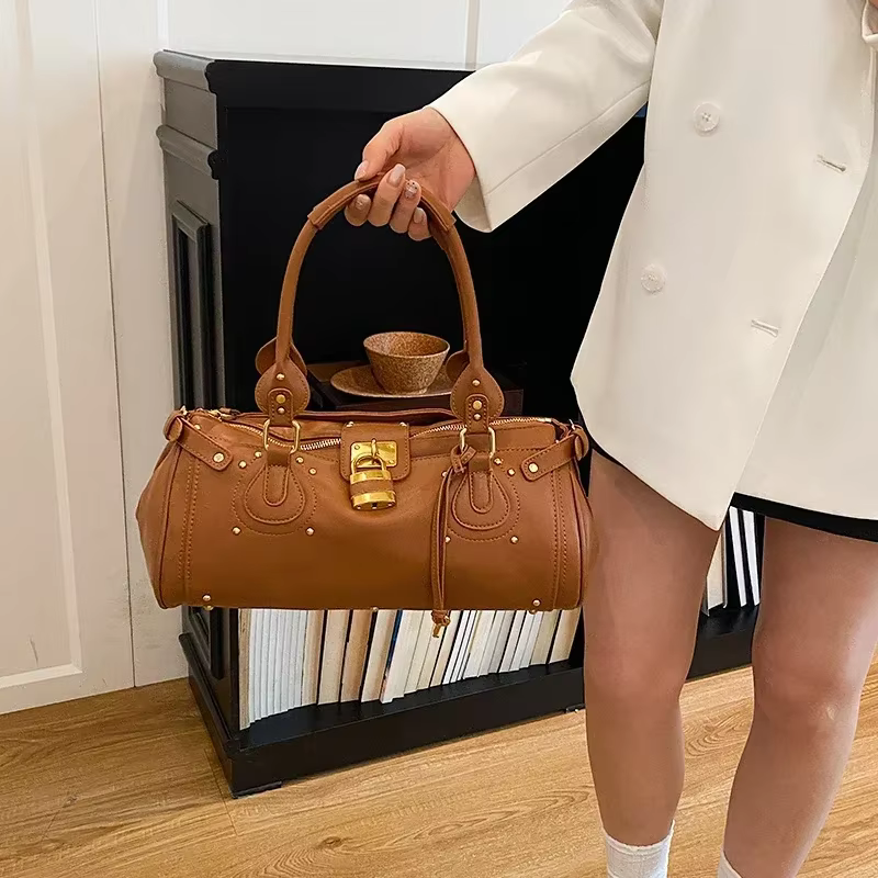 Sac à bandoulière pour femme avec fermeture éclair au design célèbre