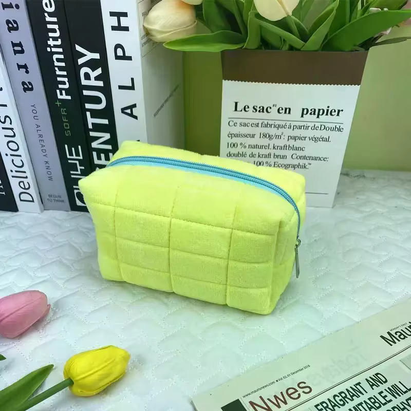 Trousse de maquillage en fourrure mignonne pour femmes