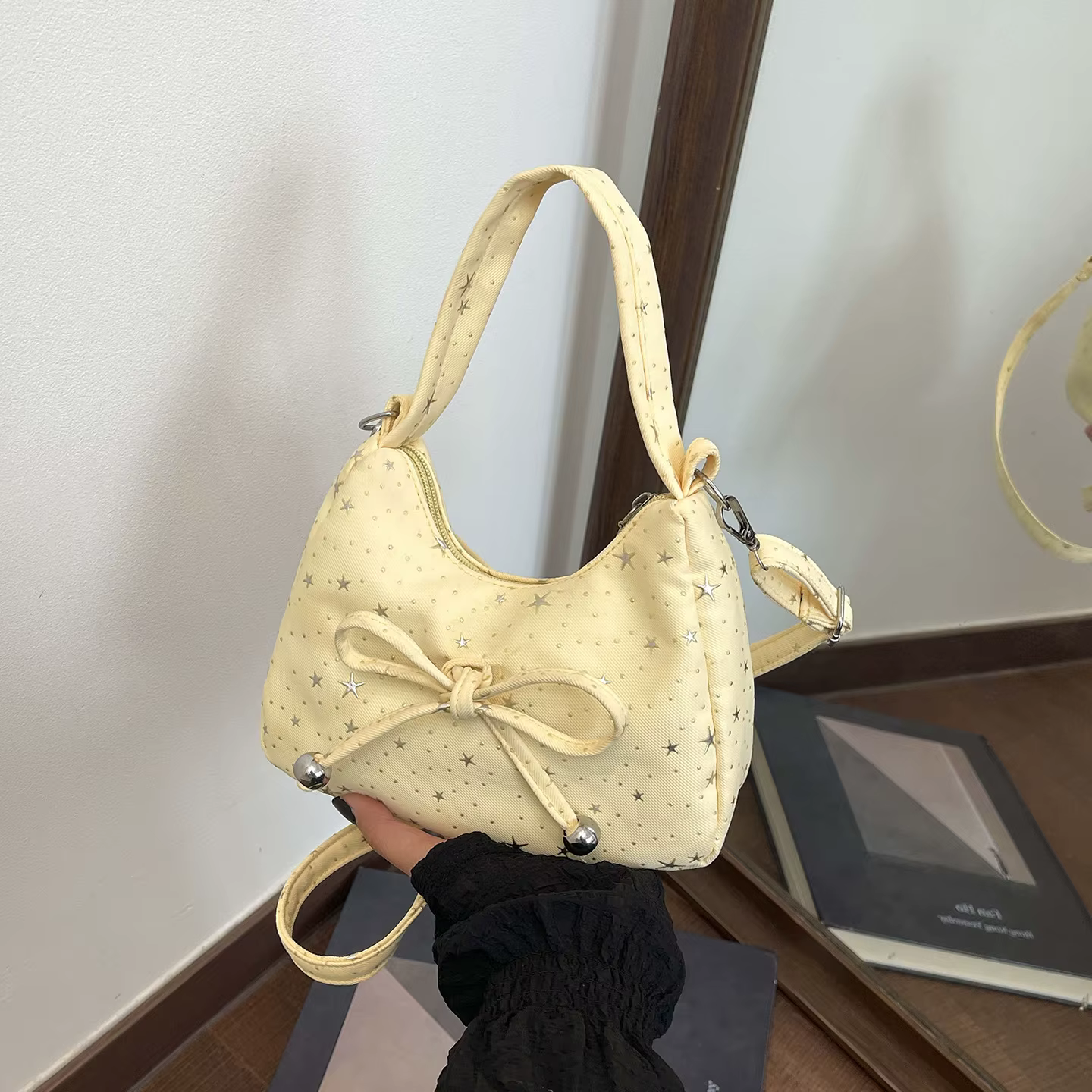 Sac à bandoulière Hobo jaune pâle à imprimé étoiles pour femme