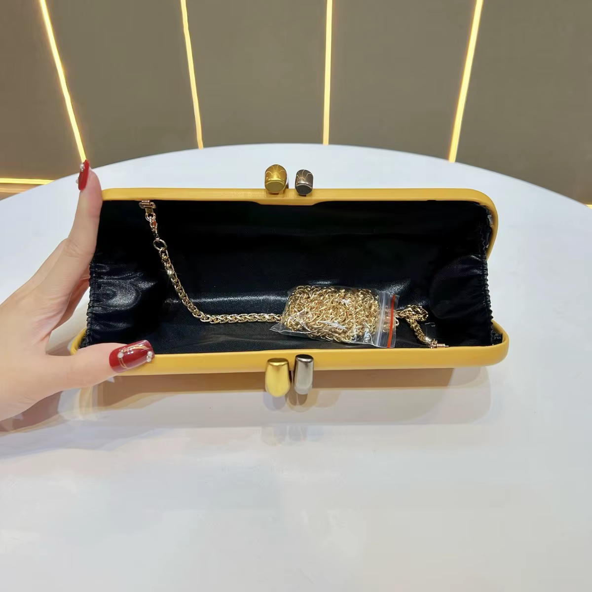 Pochette de soirée unie jaune mat avec double fermoir métallique, sac à main minimaliste pour dîner formel pour femmes matures, idéal pour les banquets