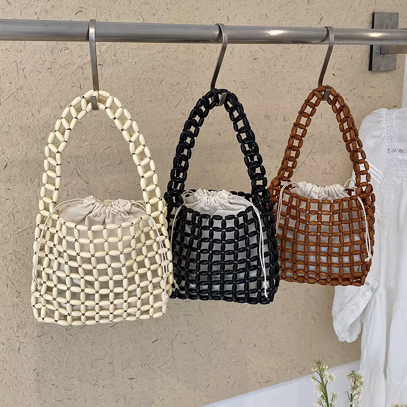 Sac à main tressé en perles de bois fait main