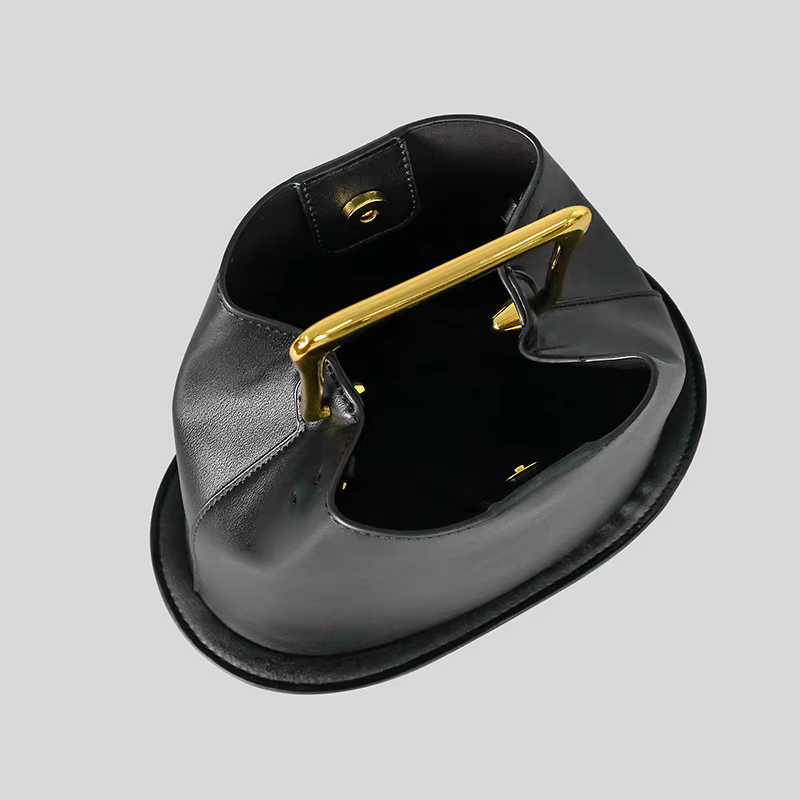 Sac seau irrégulier pour femme en cuir doré métallisé avec base en boule dorée
