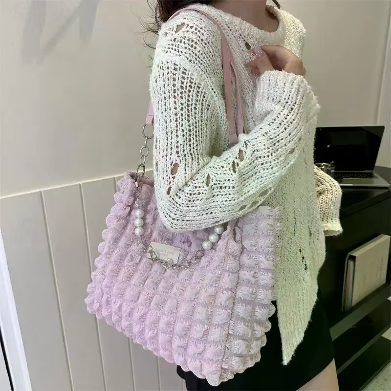 Sac fourre-tout texturé à bulles avec chaîne de perles