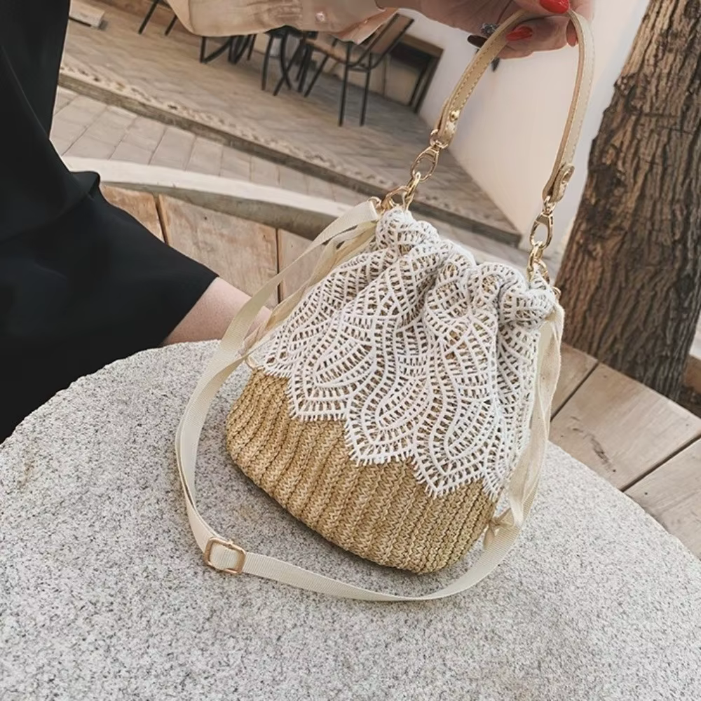Sac à bandoulière en paille et dentelle