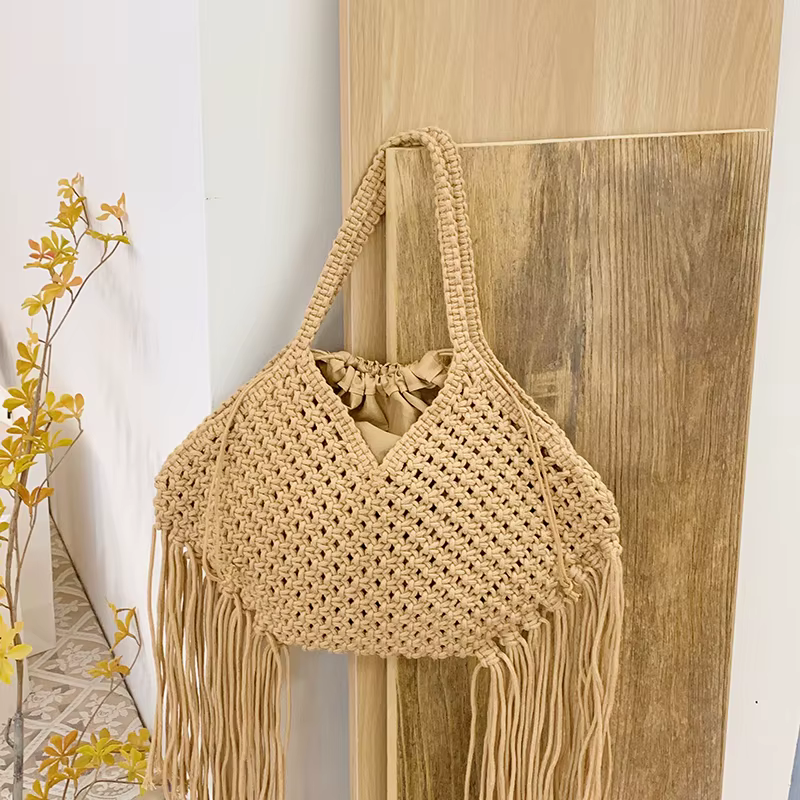 Sac à bandoulière tressé à pompons pour femme