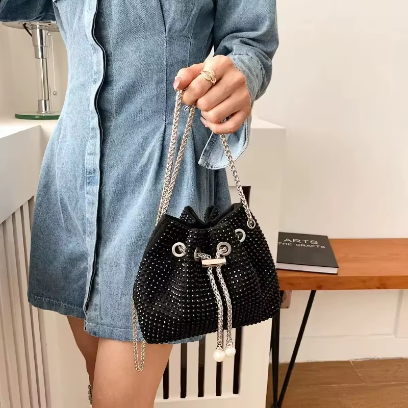 Sac seau décoré de paillettes à la mode