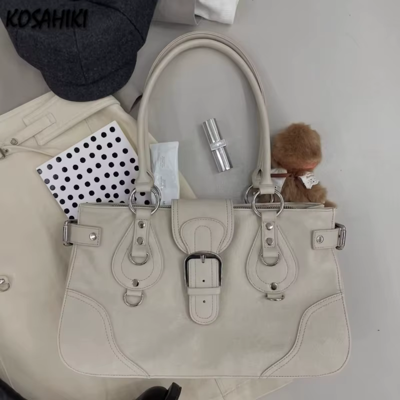 Sac à main en daim beige style Y2K avec boucle et détails anneau argentés
