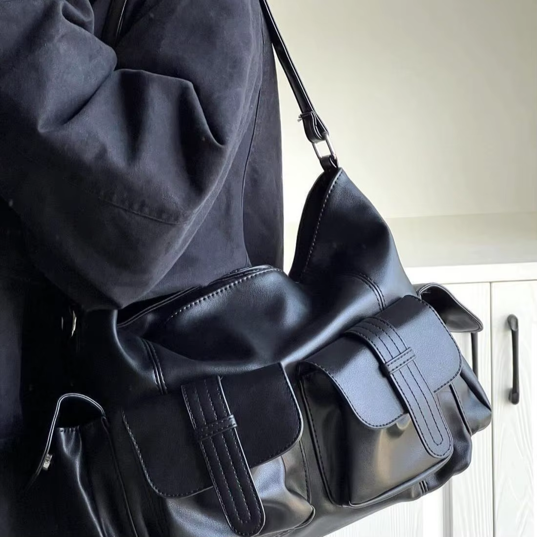 Un nouveau sac messager fourre-tout à une épaule