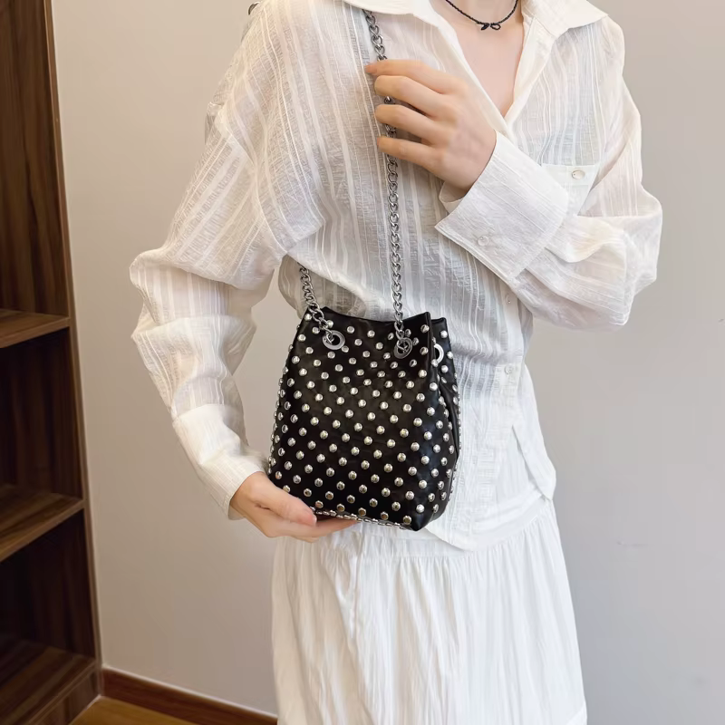 LEFTSIDE rétro petits Rivets sac à bandoulière en cuir PU pour femmes 2025 Style Punk sacs à main seau