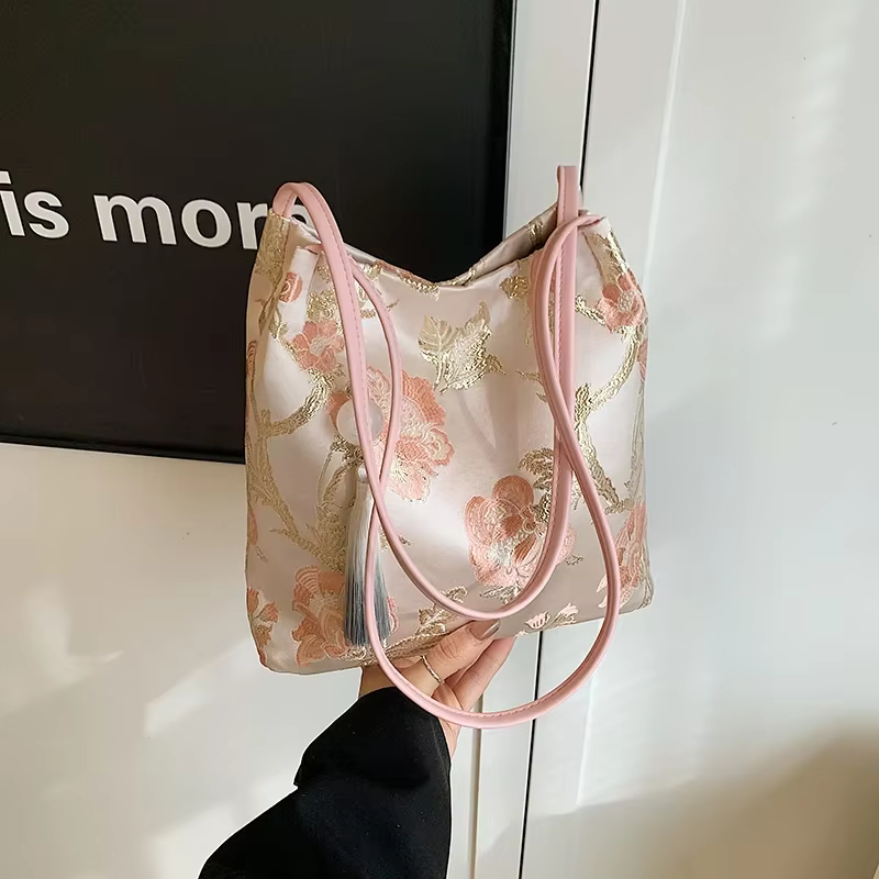 Sacs à bandoulière à loquet en soie de couleur unie